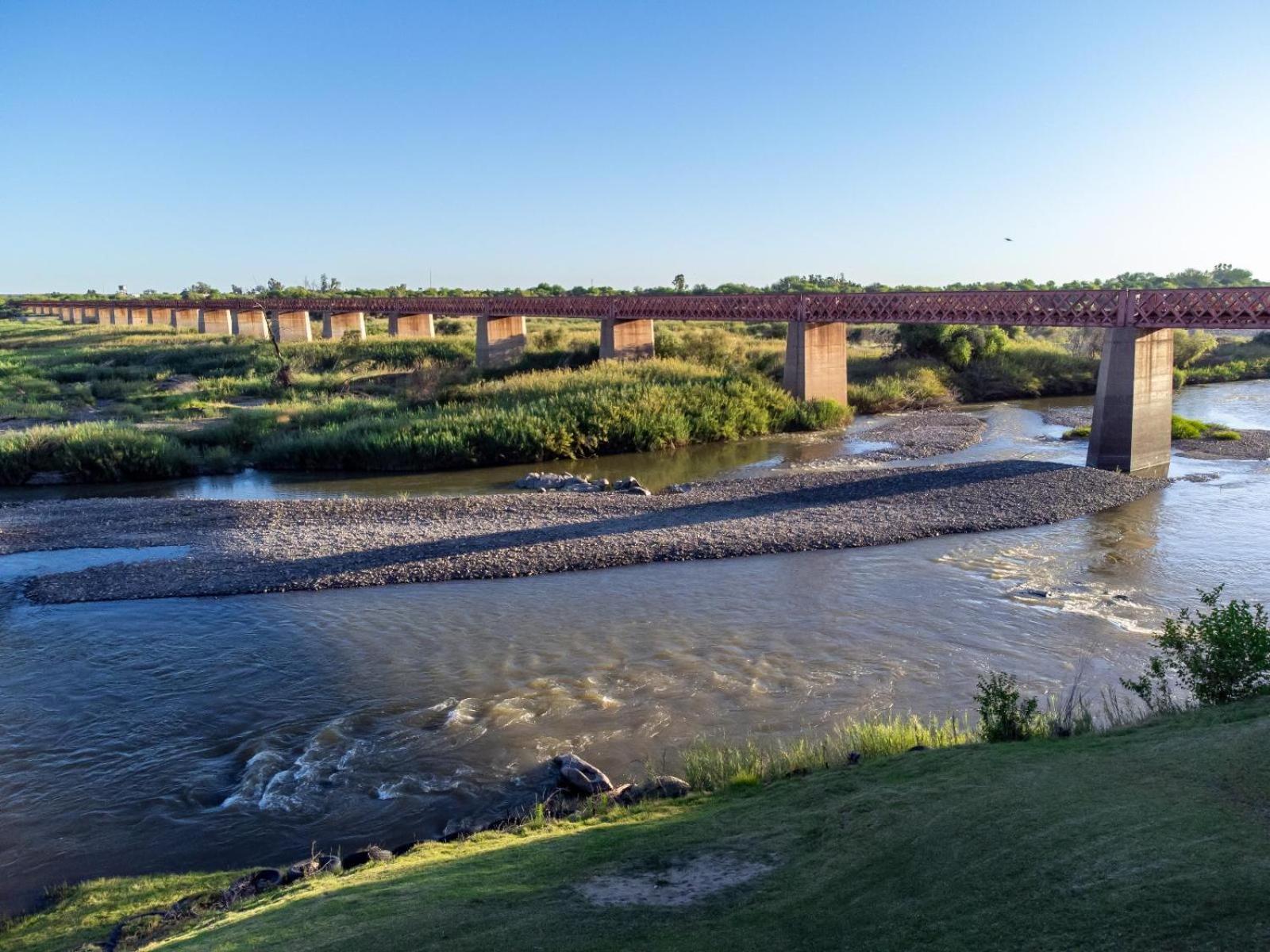 Sunriver Kalahari Lodge Riverside Stay In Ъпингтън Екстериор снимка