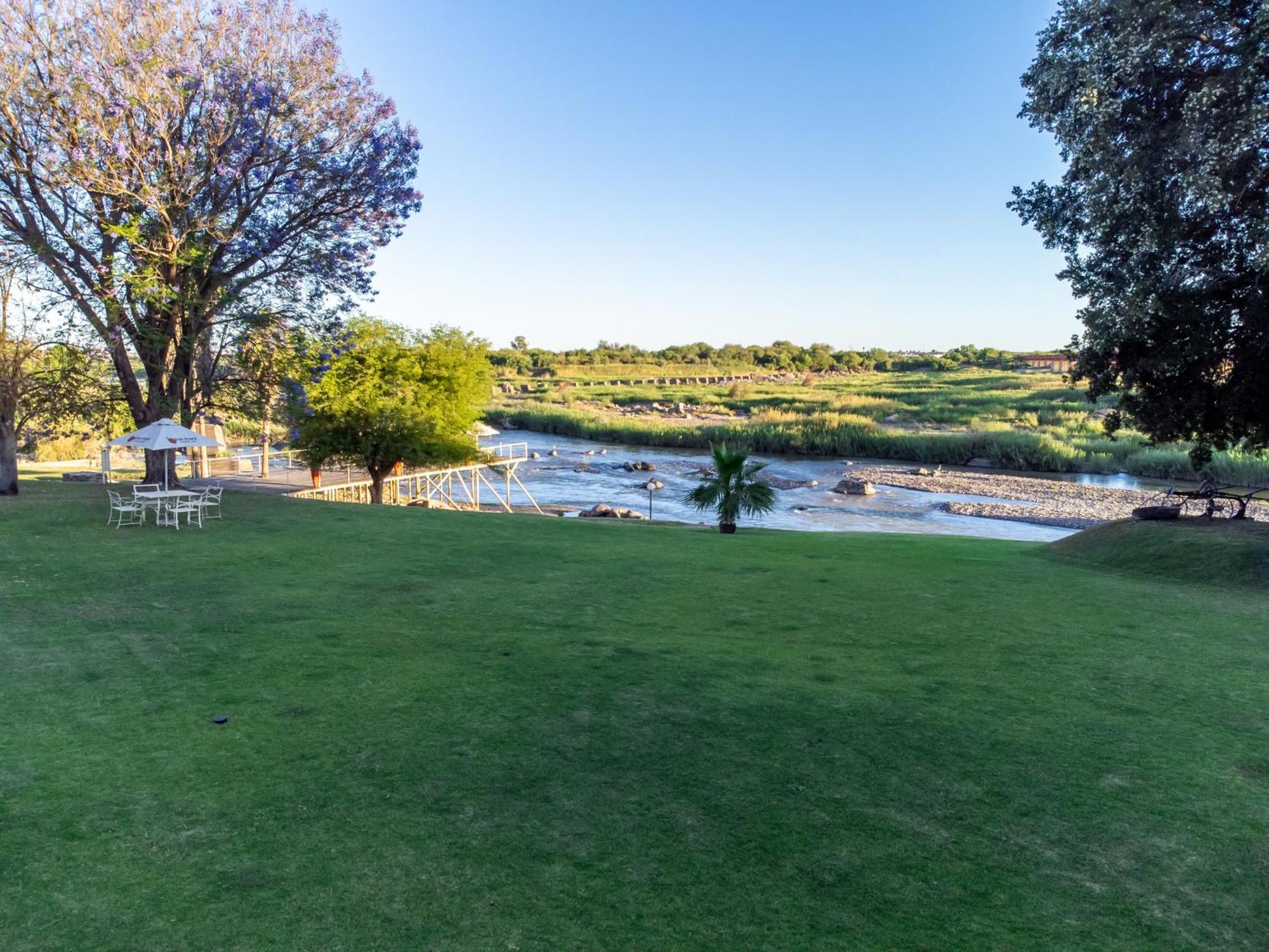 Sunriver Kalahari Lodge Riverside Stay In Ъпингтън Екстериор снимка